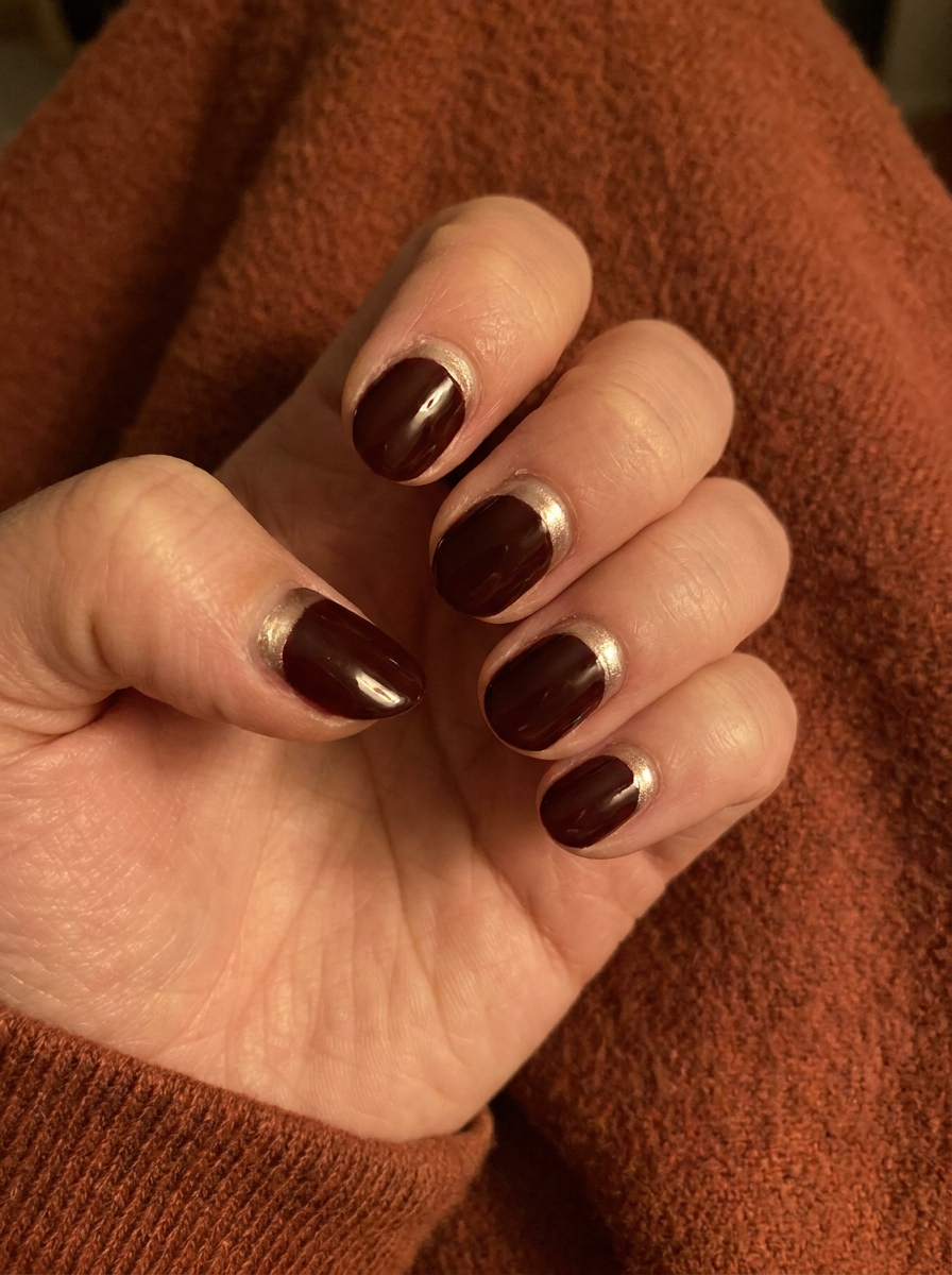 Oxblood & Champagne Half-Moon als Nailart Herbst Ideen Inspiration 2026